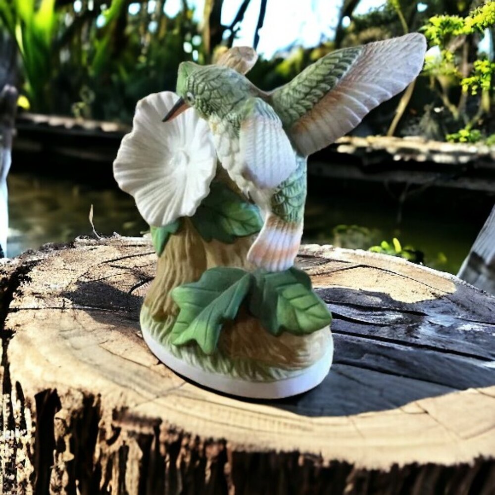 1991 Lefton Nest Egg Collection Hummingbird #00245. Excellent.